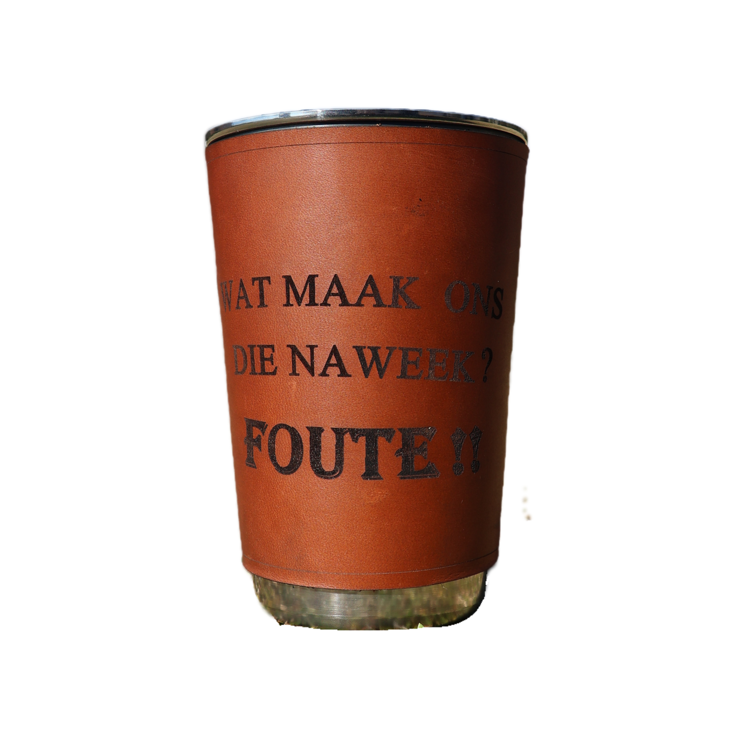 400ml stainless steel glass with leather sleeve engraved “Wat Maak Ons Hierdie Naweek? Foute!!” phrase, on white background
